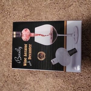 Wine aerator and decanter